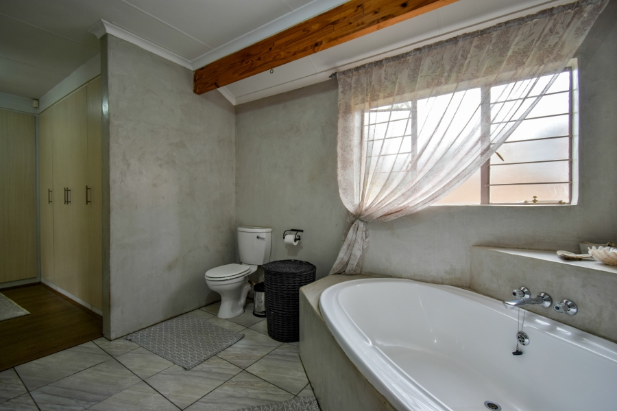 5 Bedroom Property for Sale in Moreleta Park Gauteng