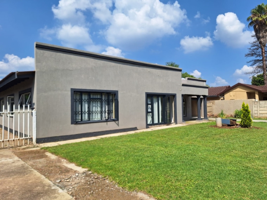 3 Bedroom Property for Sale in Strubenvale Gauteng