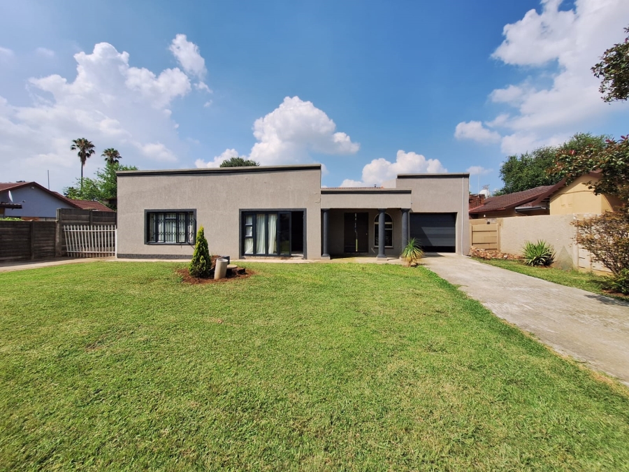 3 Bedroom Property for Sale in Strubenvale Gauteng