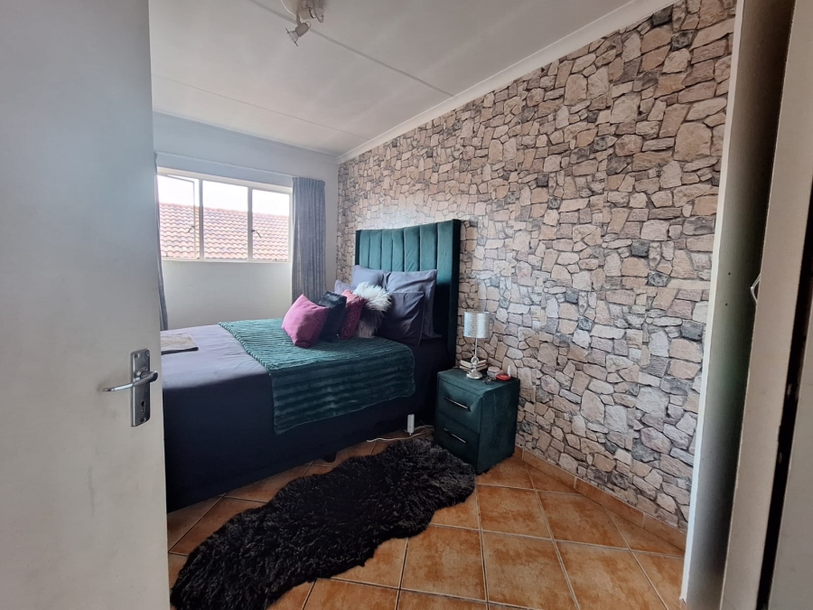 2 Bedroom Property for Sale in Rensburg Gauteng