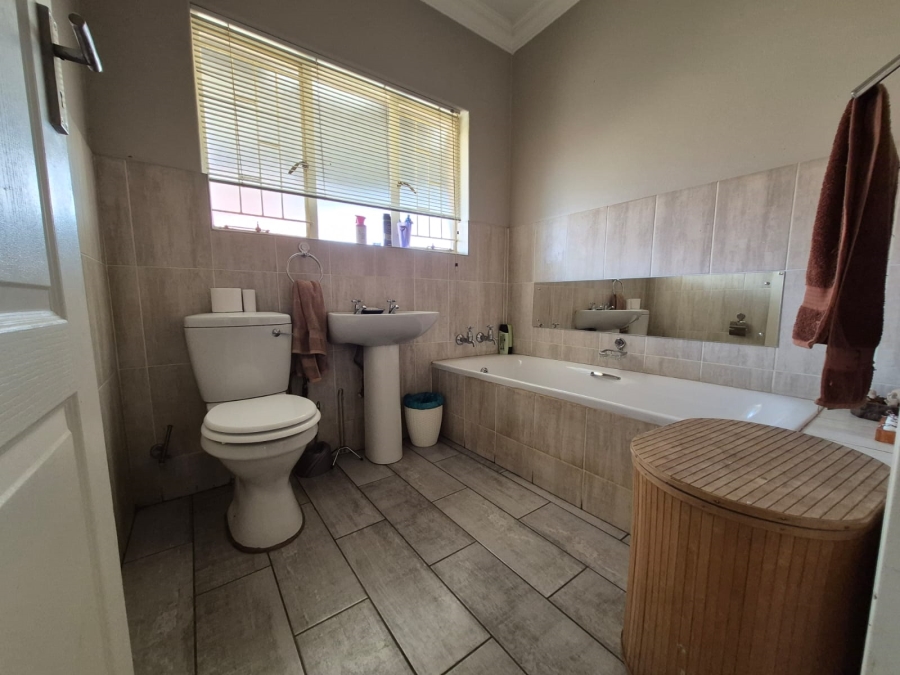 To Let 3 Bedroom Property for Rent in Unitas Park Gauteng