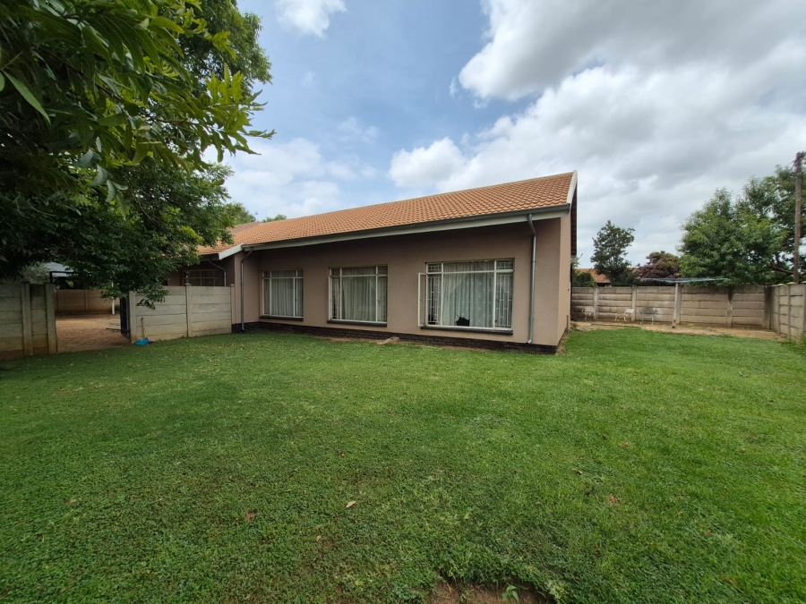 To Let 3 Bedroom Property for Rent in Unitas Park Gauteng