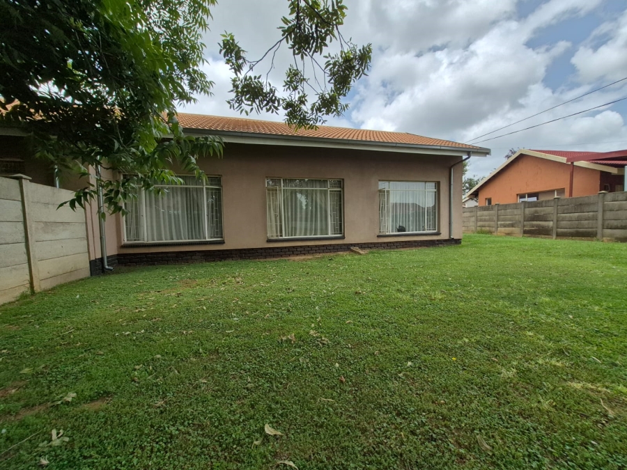 To Let 3 Bedroom Property for Rent in Unitas Park Gauteng