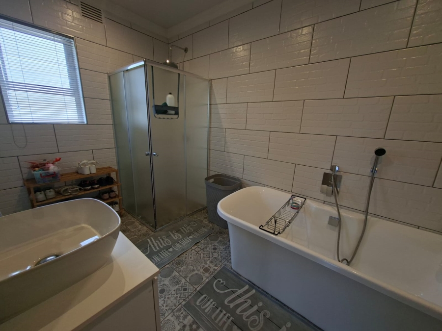 4 Bedroom Property for Sale in Three Rivers Proper Gauteng