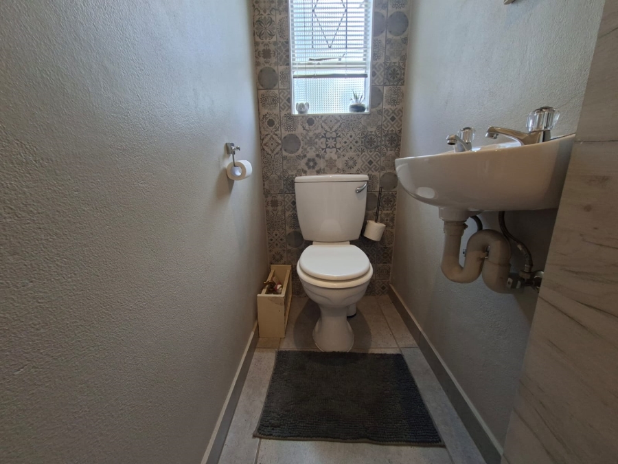 4 Bedroom Property for Sale in Three Rivers Proper Gauteng