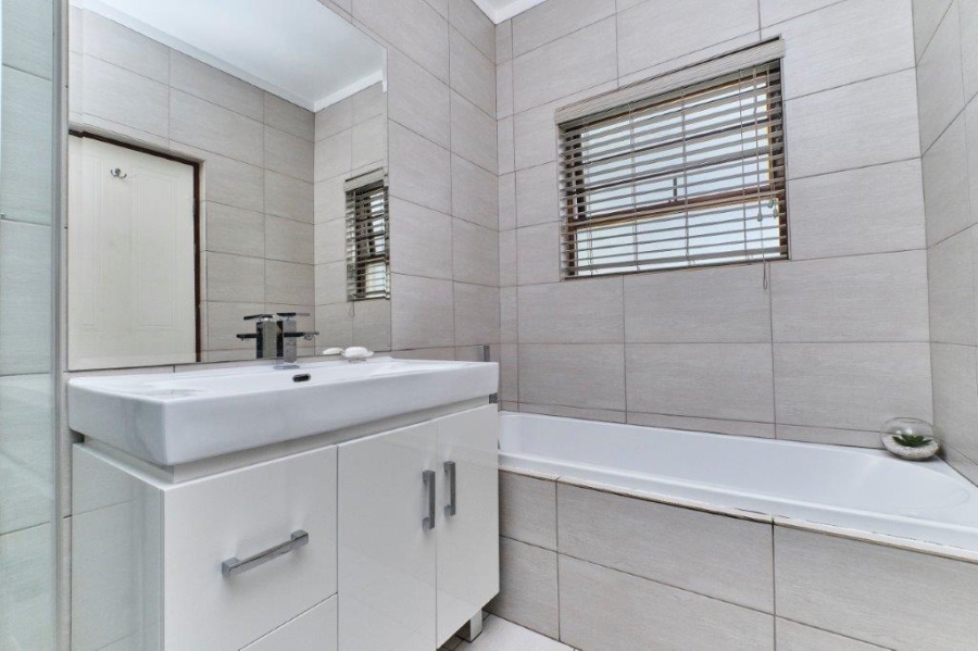 To Let 2 Bedroom Property for Rent in Douglasdale Gauteng