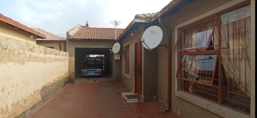 3 Bedroom Property for Sale in Clayville Gauteng