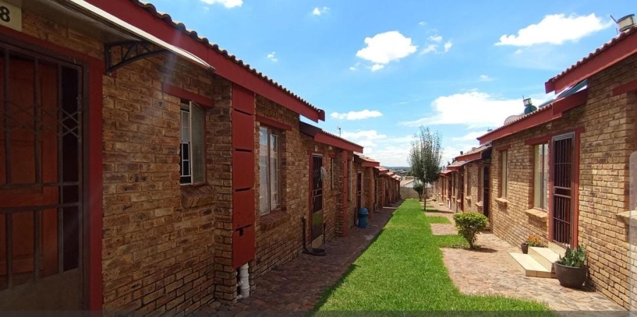 2 Bedroom Property for Sale in Olievenhoutbosch Gauteng