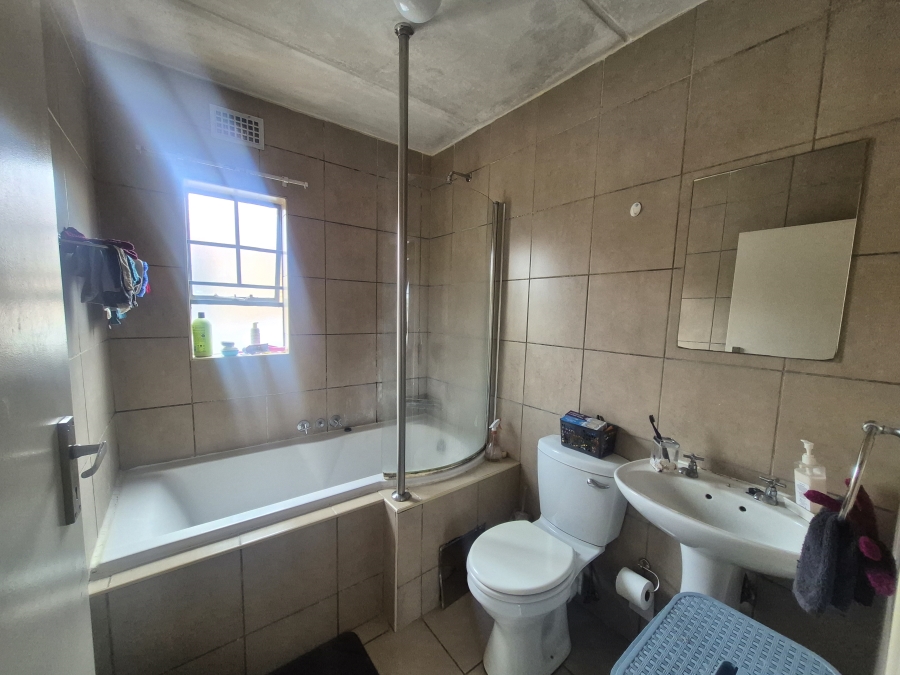 To Let 2 Bedroom Property for Rent in Noordwyk Gauteng