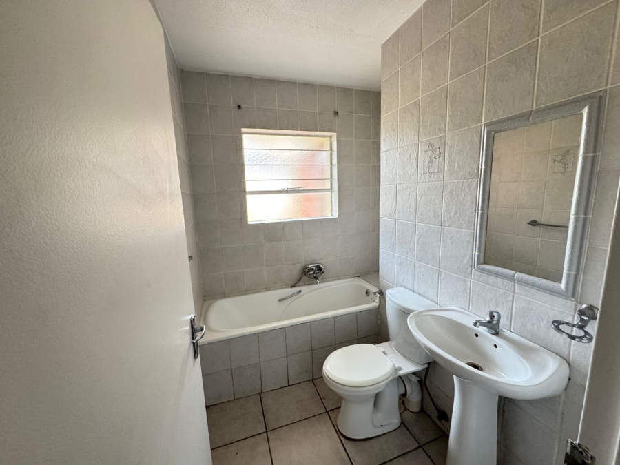 To Let 3 Bedroom Property for Rent in Vorna Valley Gauteng
