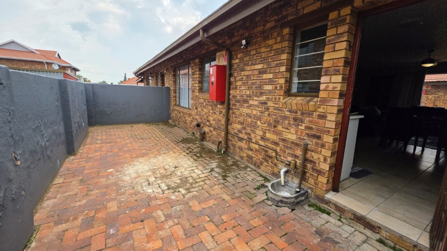2 Bedroom Property for Sale in Sonneveld Gauteng