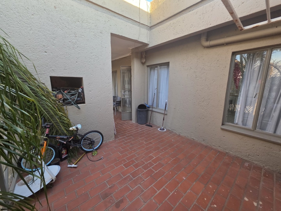 2 Bedroom Property for Sale in Magalieskruin Gauteng