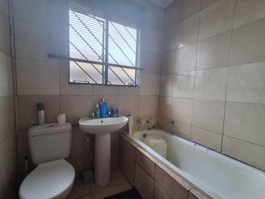 2 Bedroom Property for Sale in Lakeside Gauteng