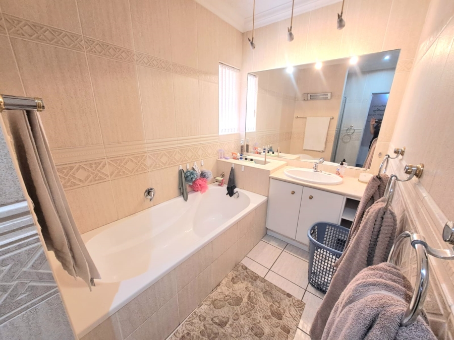 3 Bedroom Property for Sale in Three Rivers Proper Gauteng