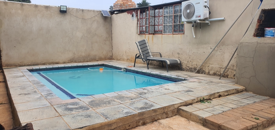To Let 2 Bedroom Property for Rent in Rensburg Gauteng