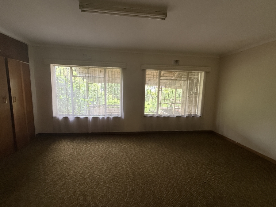 8 Bedroom Property for Sale in Kromdraai AH Gauteng