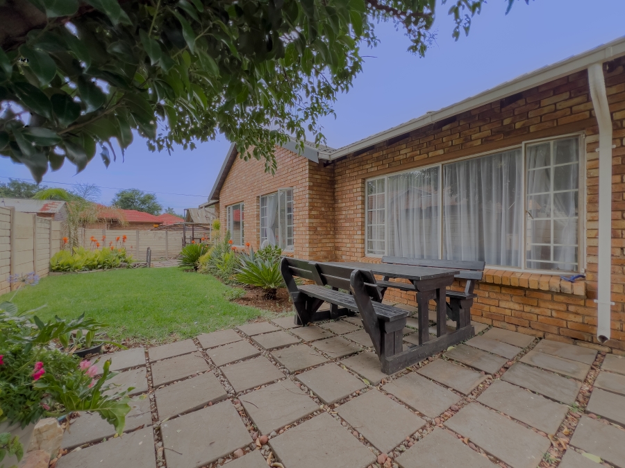 4 Bedroom Property for Sale in Glen Marais Gauteng