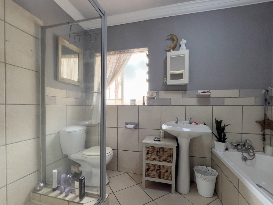 4 Bedroom Property for Sale in Glen Marais Gauteng