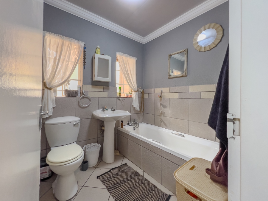 4 Bedroom Property for Sale in Glen Marais Gauteng