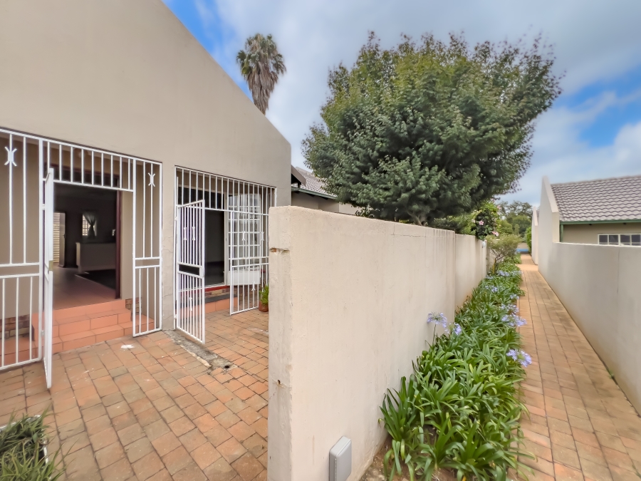 2 Bedroom Property for Sale in Glen Marais Gauteng