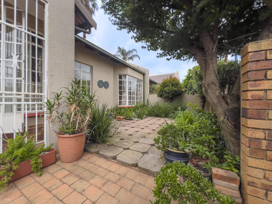 2 Bedroom Property for Sale in Glen Marais Gauteng
