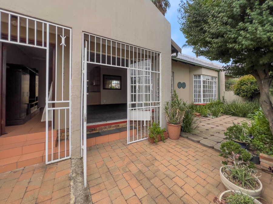 2 Bedroom Property for Sale in Glen Marais Gauteng