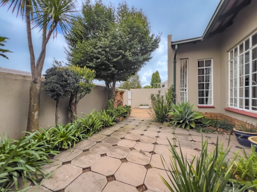 2 Bedroom Property for Sale in Glen Marais Gauteng