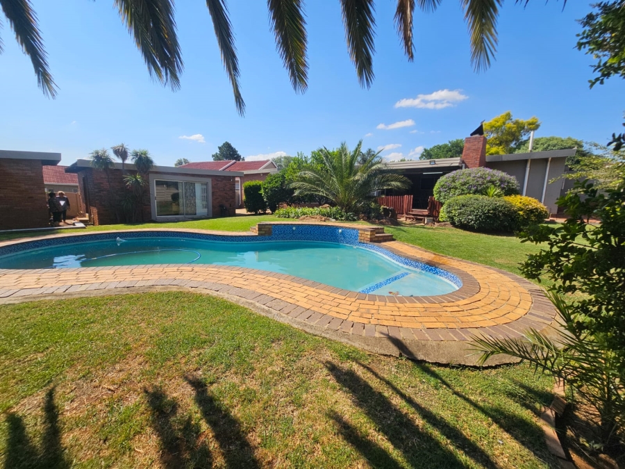 4 Bedroom Property for Sale in Verwoerdpark Gauteng