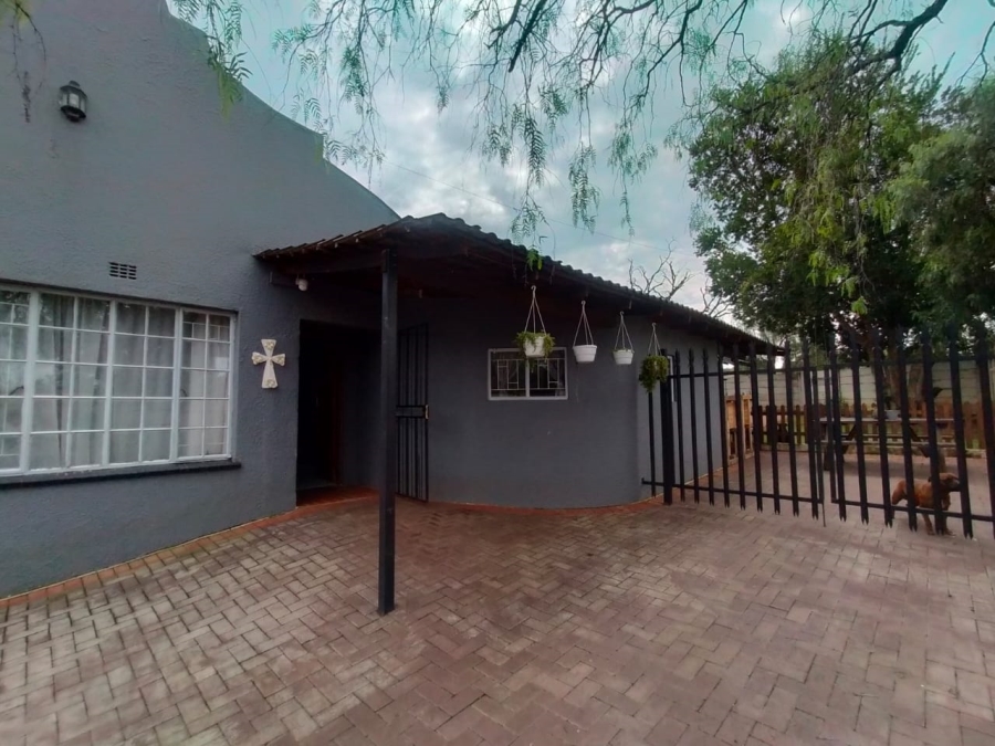 5 Bedroom Property for Sale in Greenhills Gauteng
