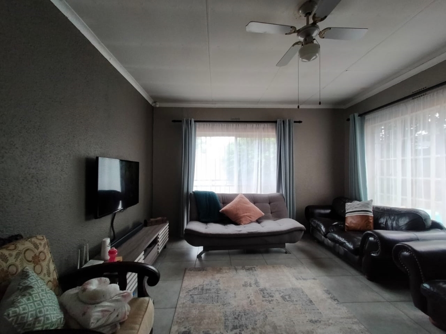 5 Bedroom Property for Sale in Greenhills Gauteng