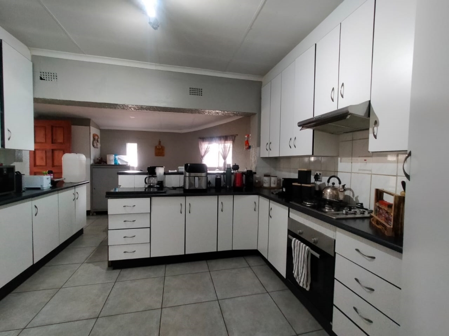 5 Bedroom Property for Sale in Greenhills Gauteng