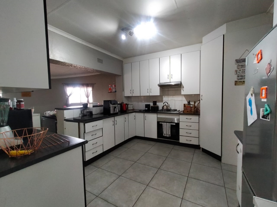 5 Bedroom Property for Sale in Greenhills Gauteng