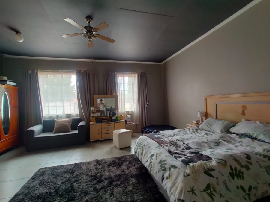 5 Bedroom Property for Sale in Greenhills Gauteng