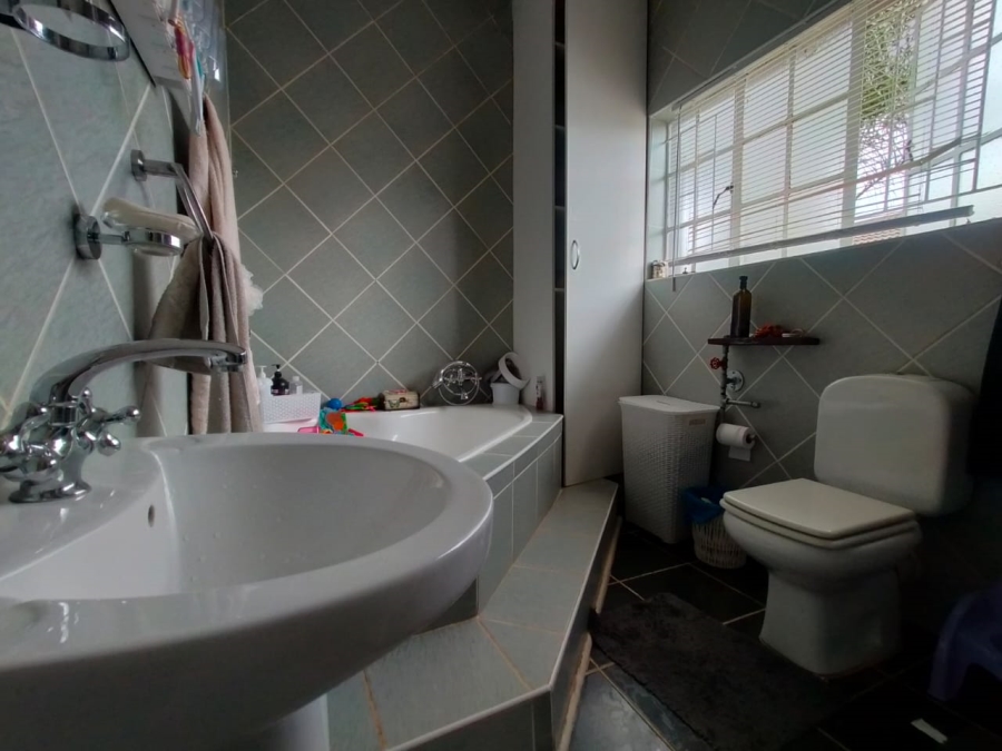 5 Bedroom Property for Sale in Greenhills Gauteng