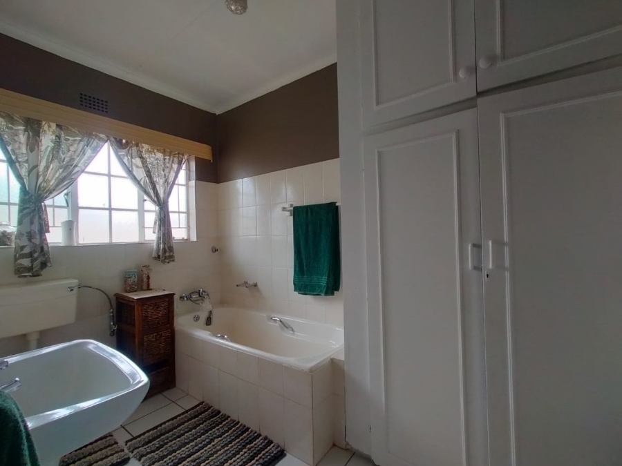 5 Bedroom Property for Sale in Greenhills Gauteng