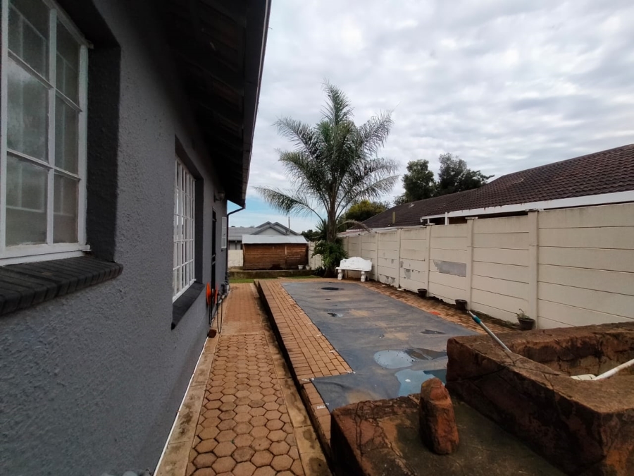 5 Bedroom Property for Sale in Greenhills Gauteng