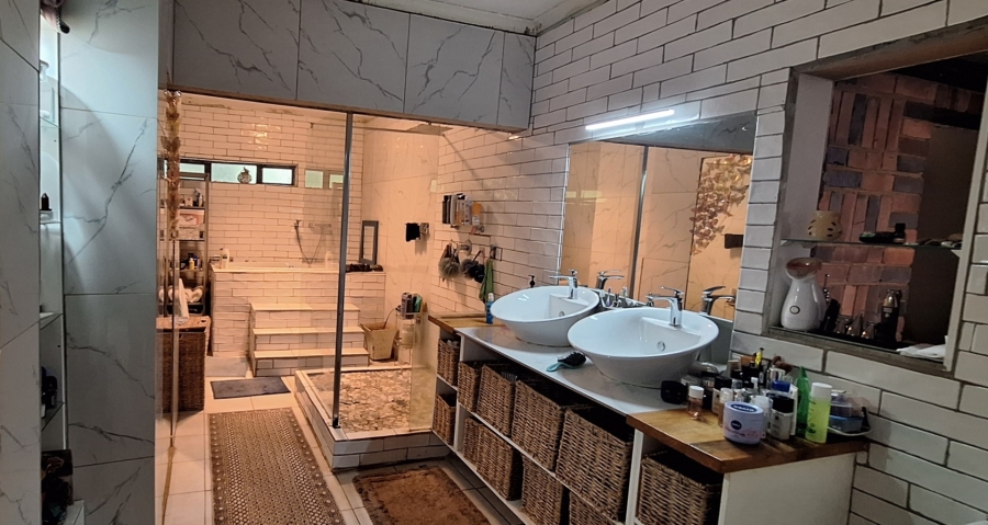 4 Bedroom Property for Sale in Mullerstuine Gauteng