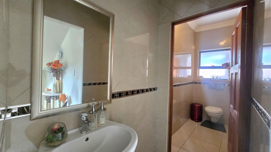 5 Bedroom Property for Sale in Blue Valley Golf Estate Gauteng