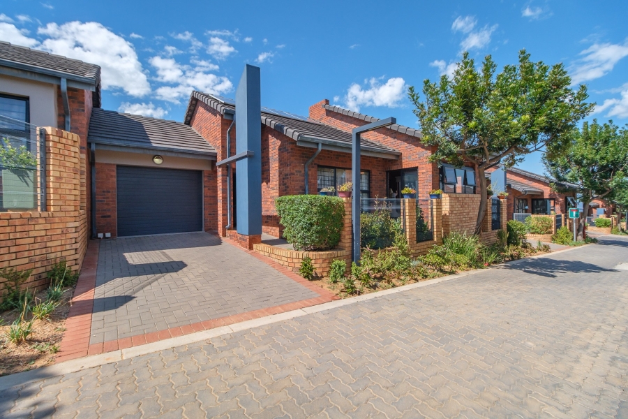 2 Bedroom Property for Sale in North Riding Gauteng