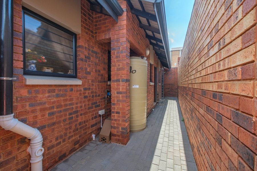 2 Bedroom Property for Sale in North Riding Gauteng