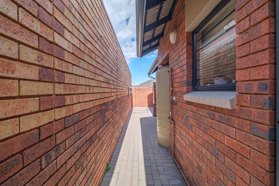 2 Bedroom Property for Sale in North Riding Gauteng