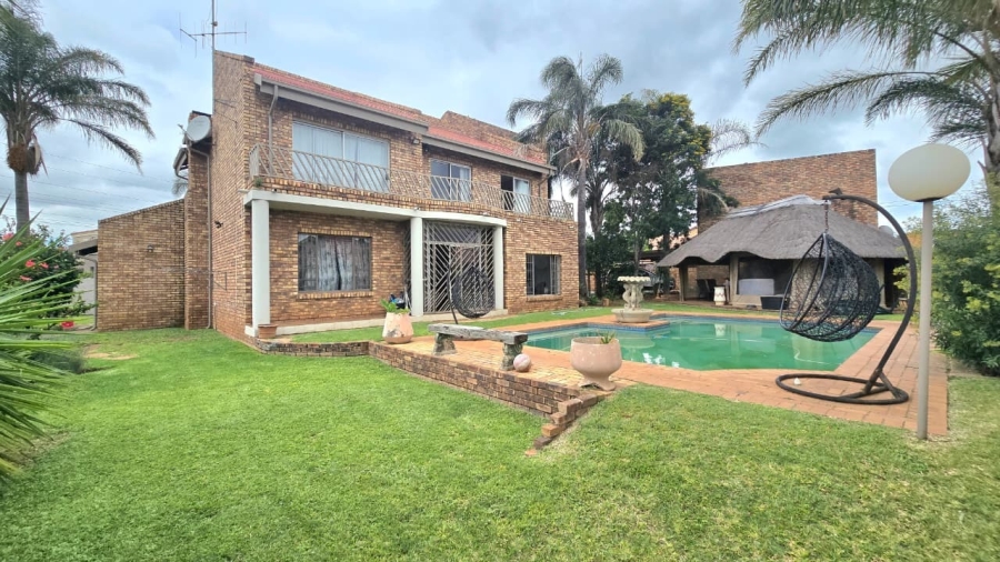 5 Bedroom Property for Sale in Wierda Park Gauteng