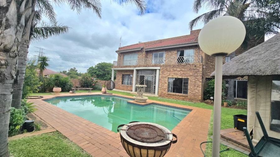 5 Bedroom Property for Sale in Wierda Park Gauteng