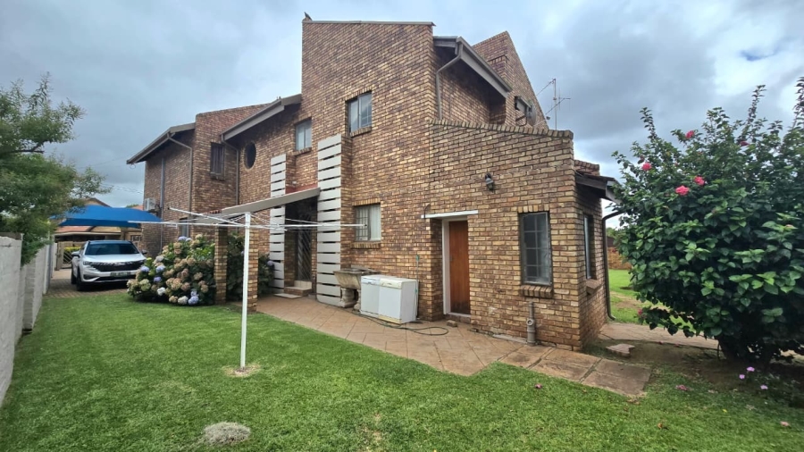 5 Bedroom Property for Sale in Wierda Park Gauteng