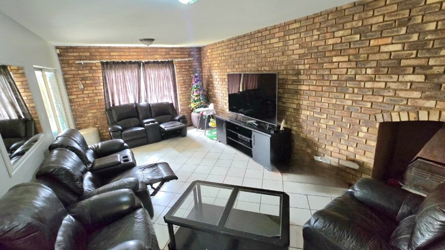 5 Bedroom Property for Sale in Wierda Park Gauteng