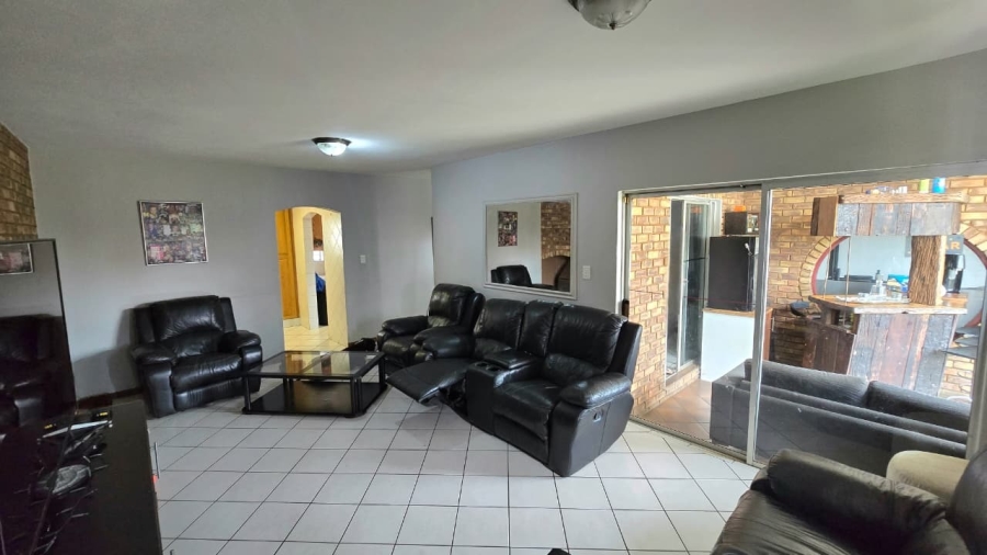 5 Bedroom Property for Sale in Wierda Park Gauteng