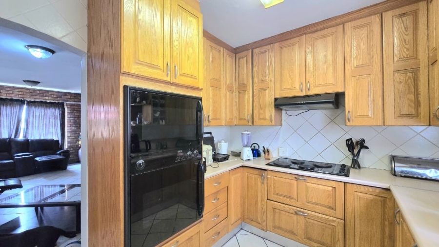 5 Bedroom Property for Sale in Wierda Park Gauteng