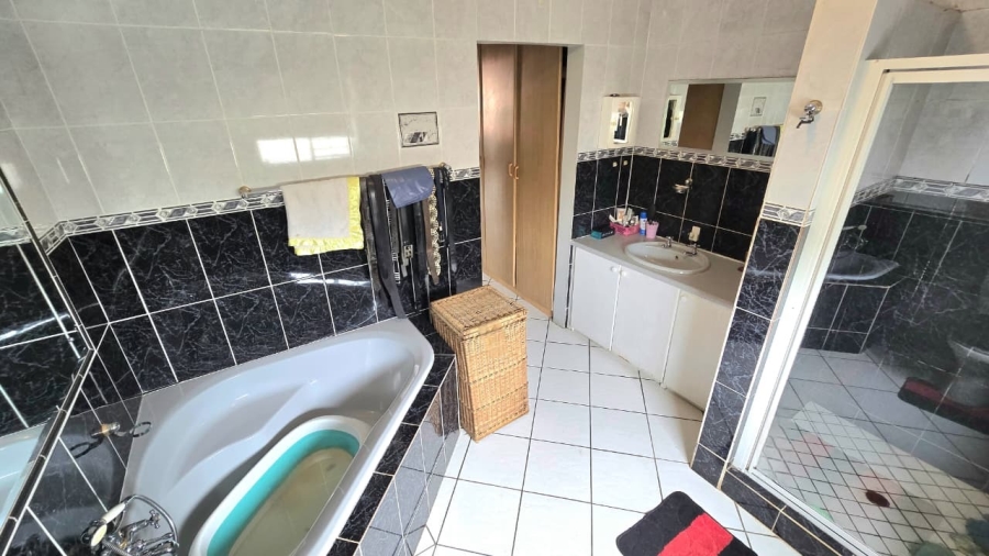 5 Bedroom Property for Sale in Wierda Park Gauteng