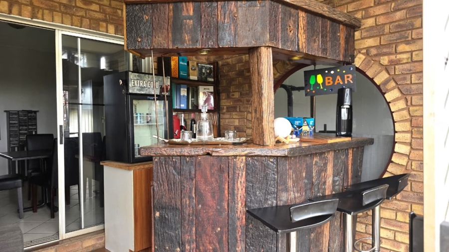 5 Bedroom Property for Sale in Wierda Park Gauteng