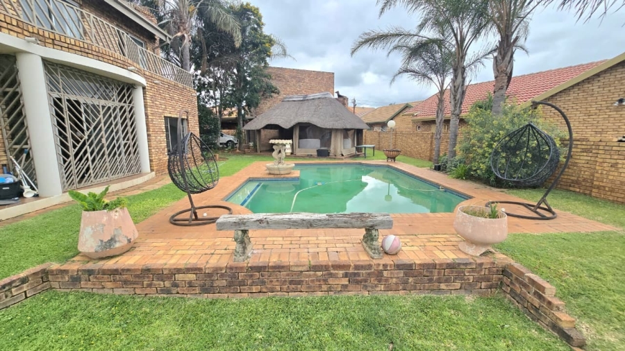 5 Bedroom Property for Sale in Wierda Park Gauteng